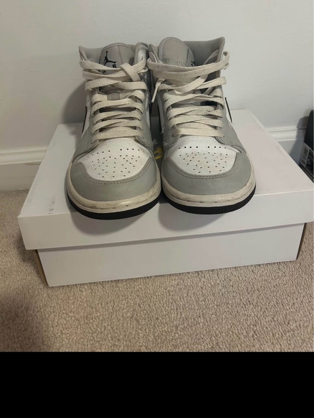 Air Jordan 1 Mid Grey Fog/Black White Size 7
No stains just need to be cleaned - Picture 3 of 5